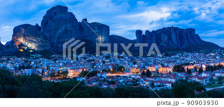 ギリシャ カランバカの夜景と後ろに広がるライトアップされた巨大なメテオラの奇岩群 ギリシャ カランバカの夜景と後ろに広がるライトアップされた巨大なメテオラの奇岩群 90903930