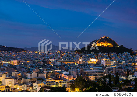 ギリシャ アテネのアレオパゴスの丘から見えるリカヴィトスの丘とアテネの夜景 ギリシャ アテネのアレオパゴスの丘から見えるリカヴィトスの丘とアテネの夜景 90904006