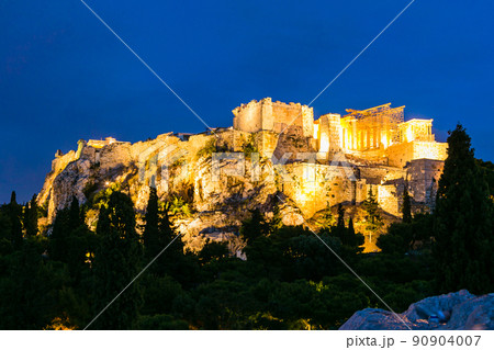 ギリシャ アテネのアレオパゴスの丘から見えるライトアップされたアクロポリスとパルテノン神殿 ギリシャ アテネのアレオパゴスの丘から見えるライトアップされたアクロポリスとパルテノン神殿 90904007