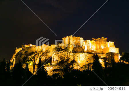ギリシャ　アテネのアレオパゴスの丘から見えるライトアップされたアクロポリスとパルテノン神殿 90904011