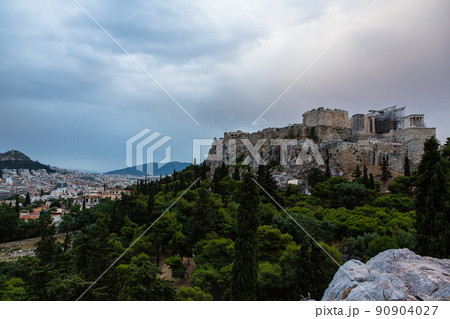 ギリシャ　アテネのアレオパゴスの丘から見えるアクロポリスとパルテノン神殿とリカヴィトスの丘 90904027