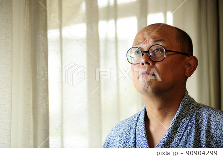 浴衣の中年男性 浴衣の中年男性 90904299