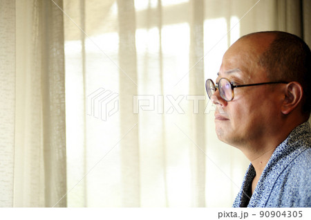 浴衣の中年男性 浴衣の中年男性 90904305