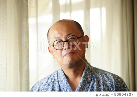 浴衣の中年男性 浴衣の中年男性 90904307