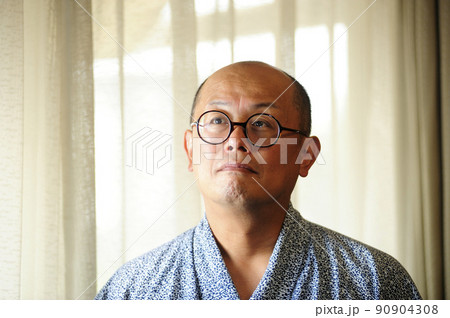 浴衣の中年男性 浴衣の中年男性 90904308