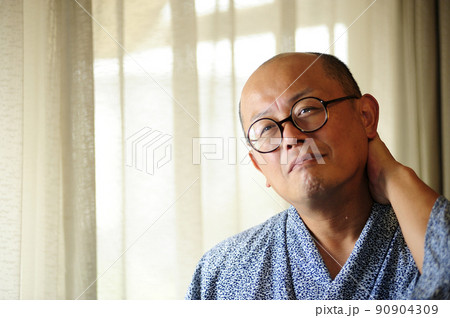 浴衣の中年男性 浴衣の中年男性 90904309