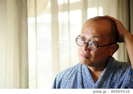 浴衣の中年男性 浴衣の中年男性 90904316