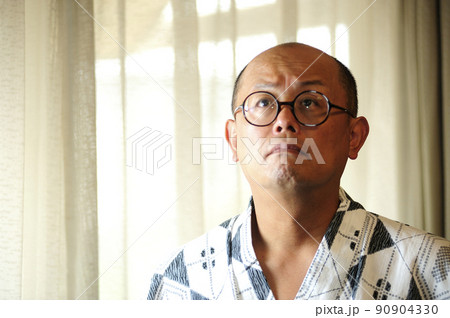 浴衣の中年男性 浴衣の中年男性 90904330