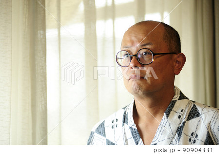 浴衣の中年男性 90904331
