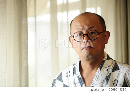 浴衣の中年男性 90904332