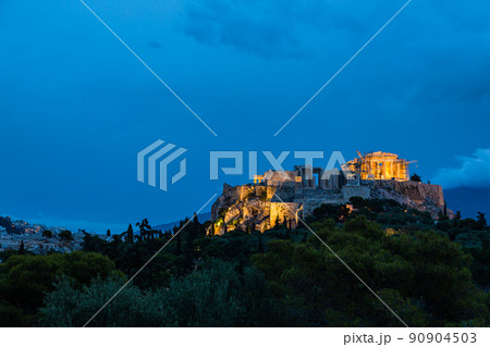 ギリシャ　夕暮れ時のアテネのアレオパゴスの丘から見えるライトアップされたアクロポリスとパルテノン神殿 90904503