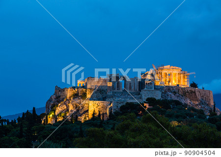 ギリシャ 夕暮れ時のアテネのアレオパゴスの丘から見えるライトアップされたアクロポリスとパルテノン神殿 ギリシャ 夕暮れ時のアテネのアレオパゴスの丘から見えるライトアップされたアクロポリスとパルテノン神殿 90904504