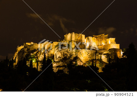 ギリシャ　アテネのアレオパゴスの丘から見える夜になってライトアップされたアクロポリスとパルテノン神殿 90904521