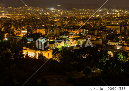 ギリシャ　アテネのアレオパゴスの丘から見える夜景と古代アゴラ内にあるヘパイストス神殿 90904533