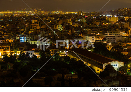 ギリシャ　アテネのアレオパゴスの丘から見える夜景 90904535