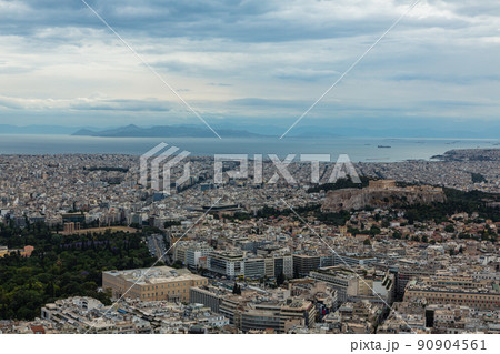 ギリシャ アテネのリカヴィトスの丘の頂上から見えるアクロポリスとパルテノン神殿と街並み ギリシャ アテネのリカヴィトスの丘の頂上から見えるアクロポリスとパルテノン神殿と街並み 90904561