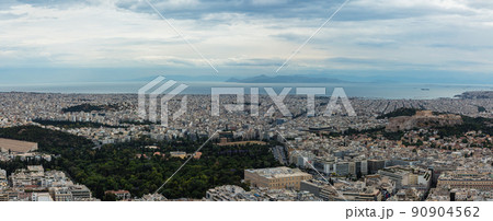ギリシャ アテネのリカヴィトスの丘の頂上から見えるアクロポリスとパルテノン神殿と街並み ギリシャ アテネのリカヴィトスの丘の頂上から見えるアクロポリスとパルテノン神殿と街並み 90904562