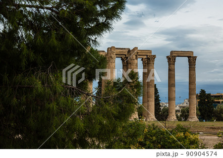 ギリシャ　アテネのオリンピア・ゼウス神殿 90904574