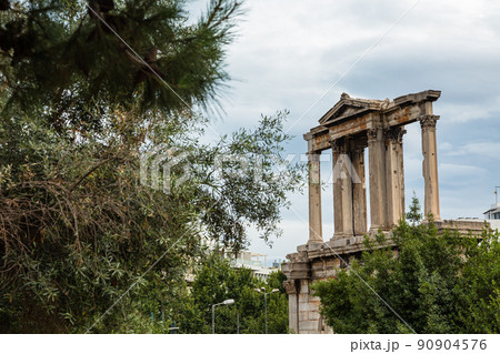 ギリシャ　アテネのハドリアヌスの凱旋門 90904576