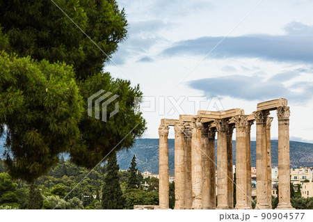 ギリシャ　アテネのオリンピア・ゼウス神殿 90904577