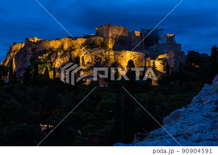 ギリシャ　アテネのアレオパゴスの丘から見える夜になってライトアップされたアクロポリスとパルテノン神殿 90904591