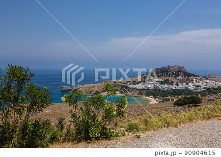 ギリシャ ロードス島にあるリンドスのアクロポリスと街並みとエーゲ海 ギリシャ ロードス島にあるリンドスのアクロポリスと街並みとエーゲ海 90904615