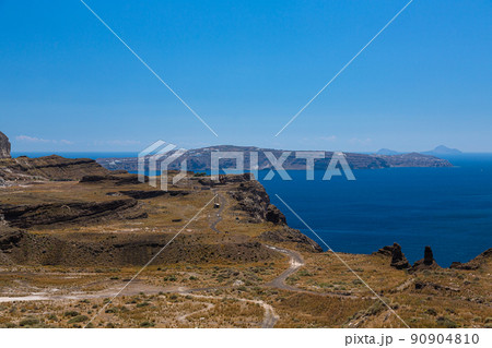 ギリシャ　サントリーニ島のピルゴスへ向かう途中で見える断崖絶壁の崖と真っ青なエーゲ海 90904810