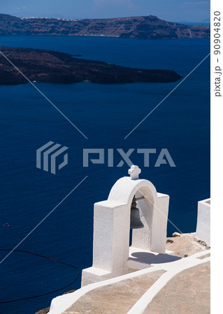 ギリシャ サントリーニ島のピルゴスへ向かう途中にある教会 ギリシャ サントリーニ島のピルゴスへ向かう途中にある教会 90904820
