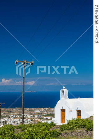 ギリシャ　サントリーニ島のピルゴスの村への道中にある教会 90904832