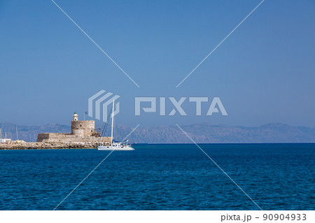 ギリシャ ロードス島のロードスの港に建つ聖ニコラス要塞 ギリシャ ロードス島のロードスの港に建つ聖ニコラス要塞 90904933