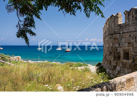 ギリシャ　ロードス島のロードスにある城壁とエーゲ海とボート 90904998