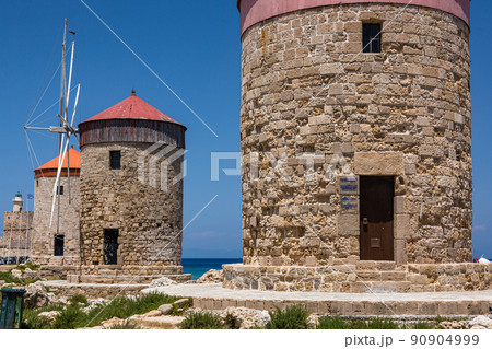 ギリシャ ロードス島のロードスのマンドラキ港に建つ風車 ギリシャ ロードス島のロードスのマンドラキ港に建つ風車 90904999