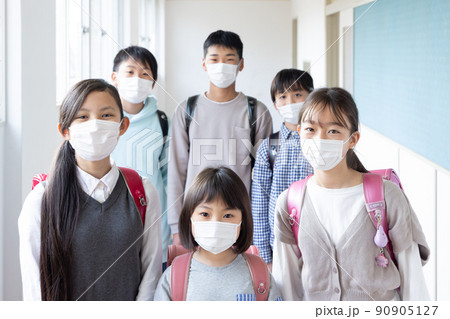 マスクをして登校する小学生 90905127