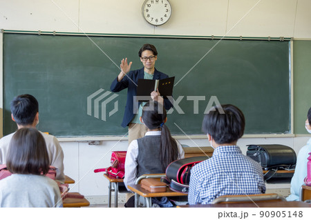 朝のホームルームで出欠確認をする先生 90905148
