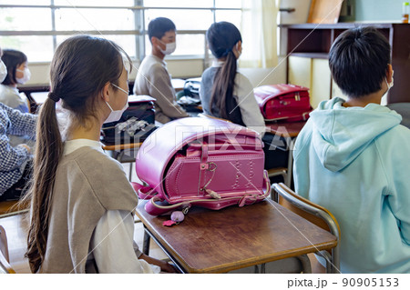 朝と夕方のホームルームイメージ 90905153