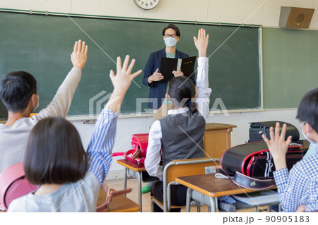 朝のホームルームで出欠確認をする先生 朝のホームルームで出欠確認をする先生 90905183