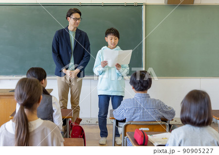 作文を読む小学生 作文を読む小学生 90905227