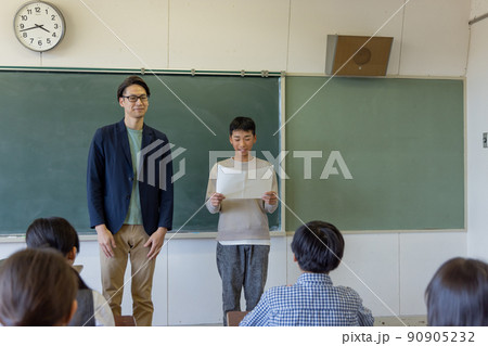作文を読む小学生 90905232