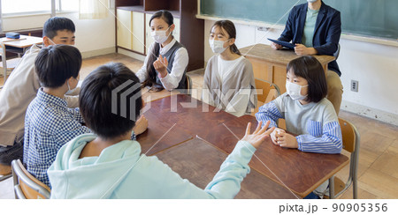 小学生イメージ　学級委員会　話合う　テーマ　議題　いじめ　問題 90905356