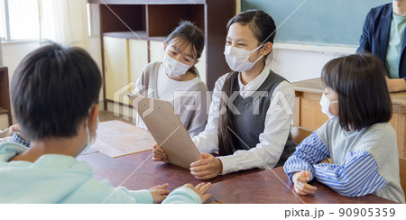 小学生イメージ　学級委員会　話合う　テーマ　議題　いじめ　問題 90905359
