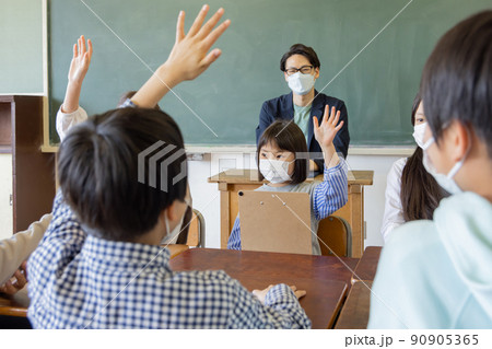 小学生イメージ　学級委員会　話合う　テーマ　議題　いじめ　問題 90905365