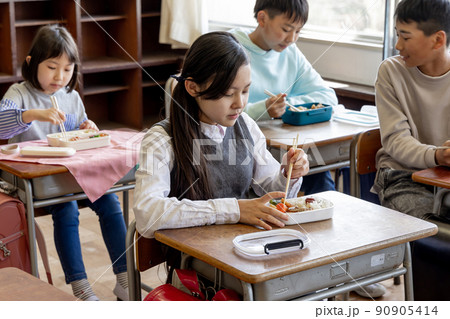 給食が無い小学生の昼食 給食が無い小学生の昼食 90905414