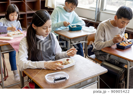 給食が無い小学生の昼食 給食が無い小学生の昼食 90905422