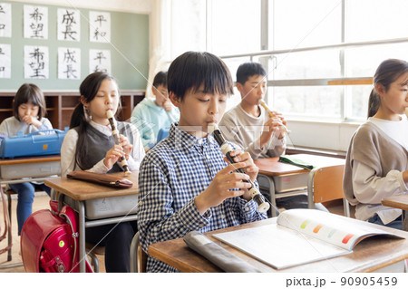 音楽の授業を受ける小学生 90905459