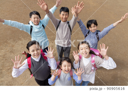 バンザイをする小学生 バンザイをする小学生 90905616