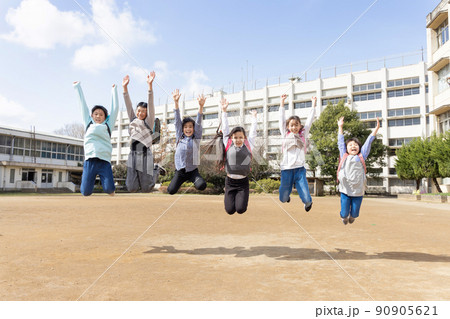 ジャンプする小学生 90905621