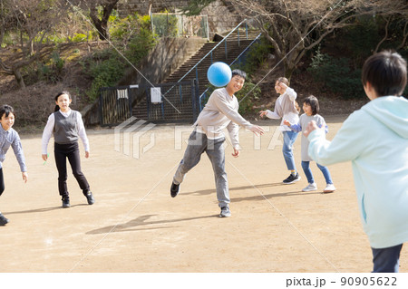 ドッジボールをして遊ぶ小学生 90905622
