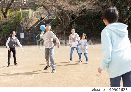 ドッジボールをして遊ぶ小学生 90905623