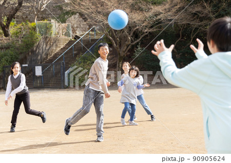 ドッジボールをして遊ぶ小学生 90905624