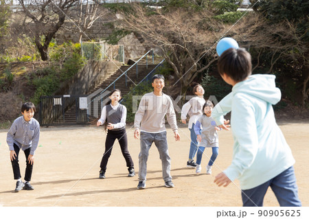 ドッジボールをして遊ぶ小学生 90905625